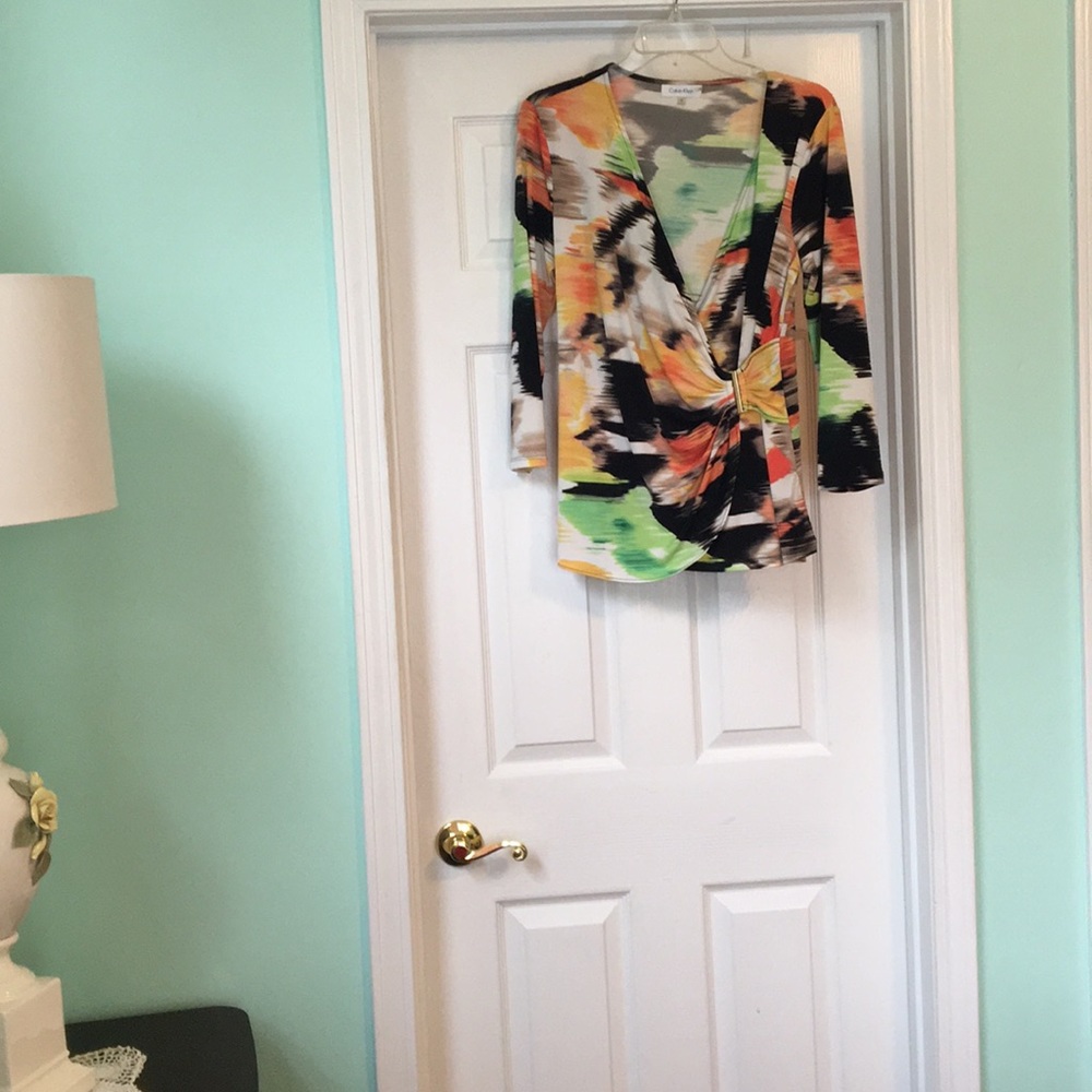 Low neck. Vibrant colors. Comfortable Blouse.